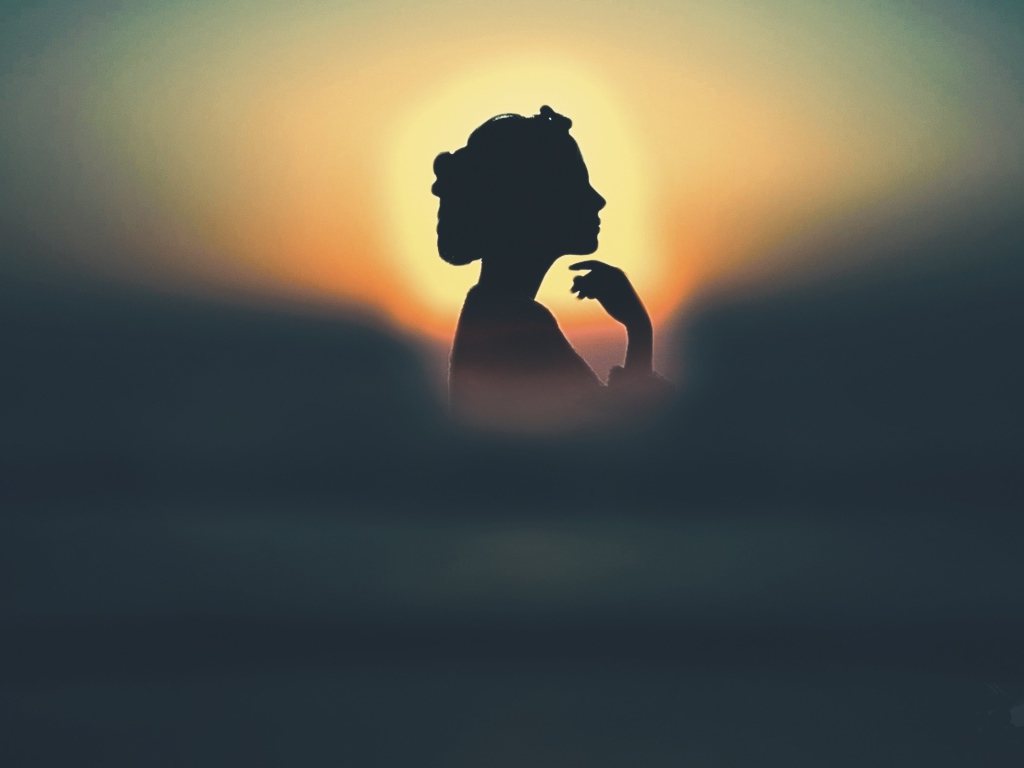 Силуэт девушки на фоне солнца