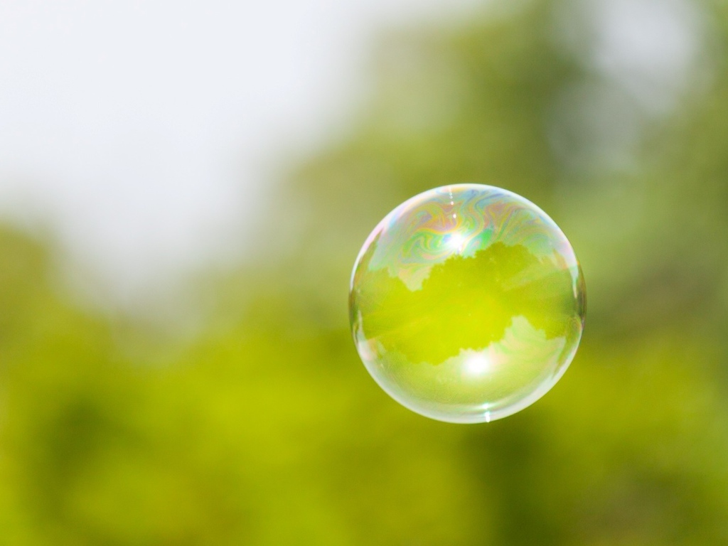 Мыльный пузырь на фоне зелени