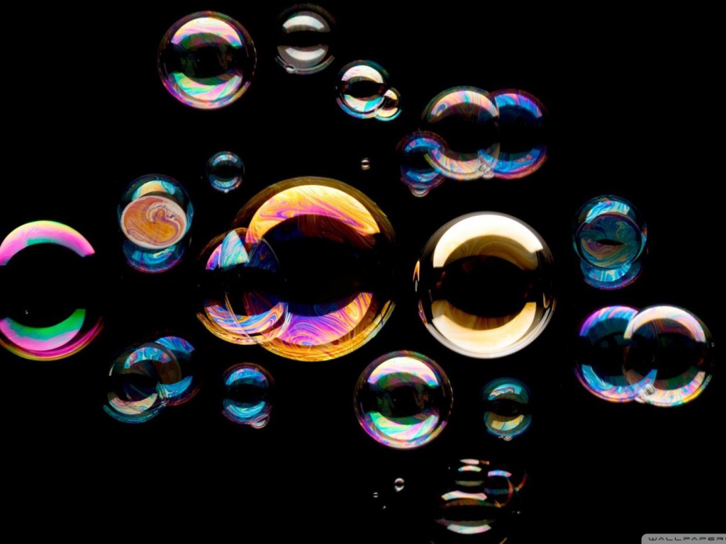 Мыльные пузыри на черном фоне