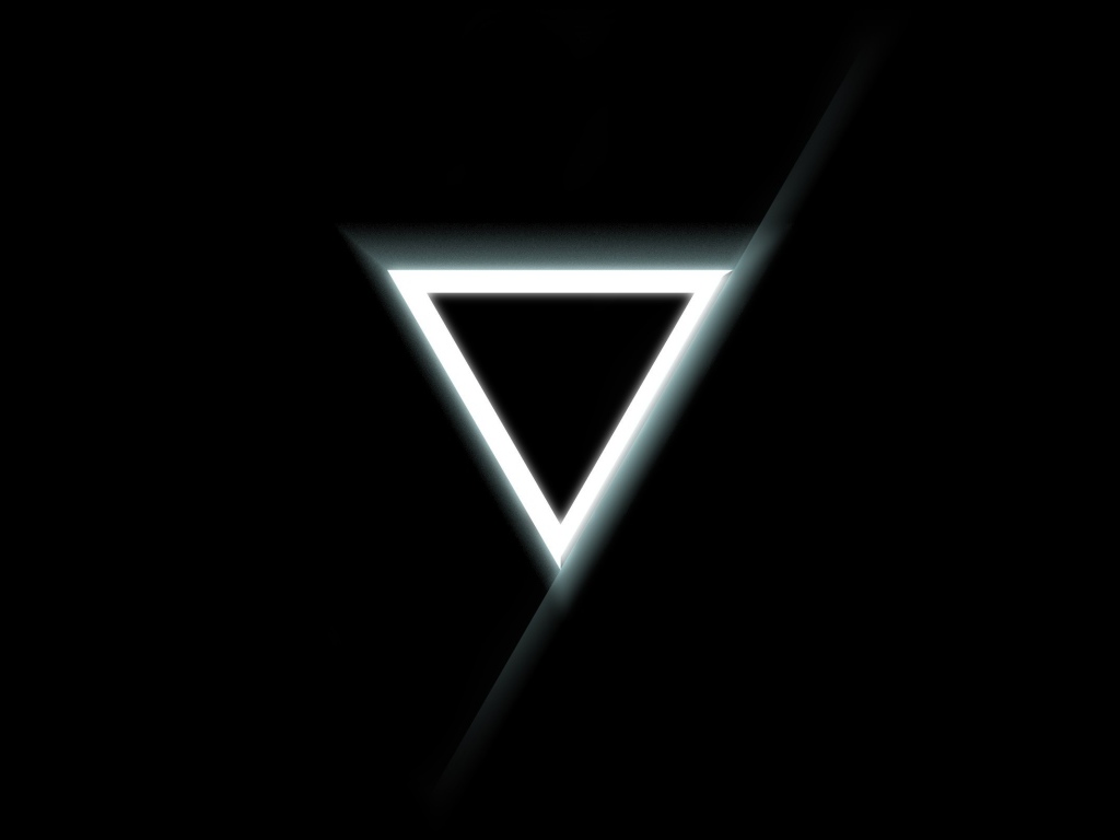 Белый треугольник на черном фоне