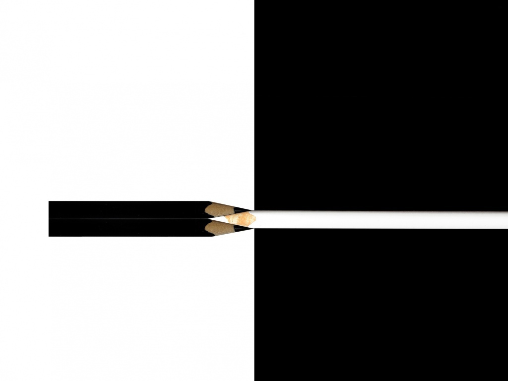 Белый и черный карандаши