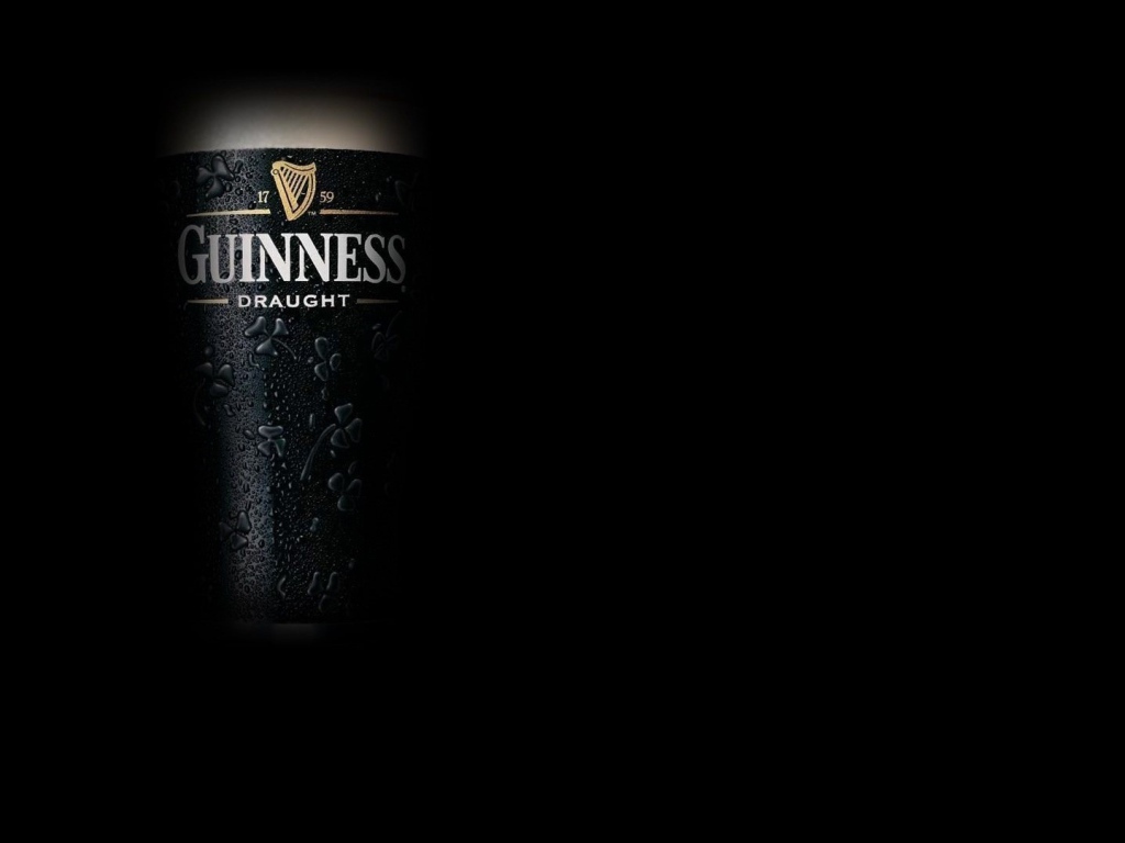 Темное пиво Guinness на темном фоне