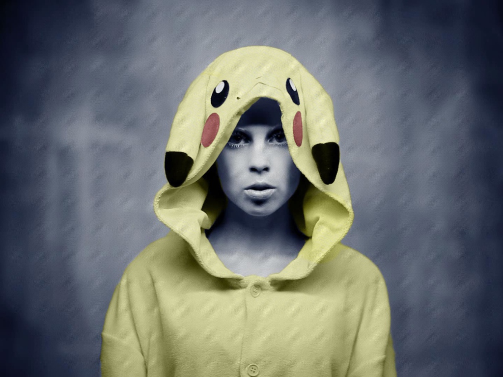 Девушка в накидке покемона