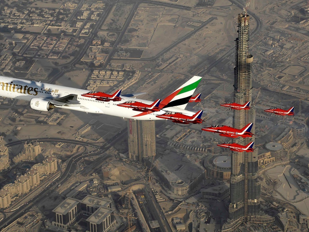 Самолеты над небоскребами в Дубаи
