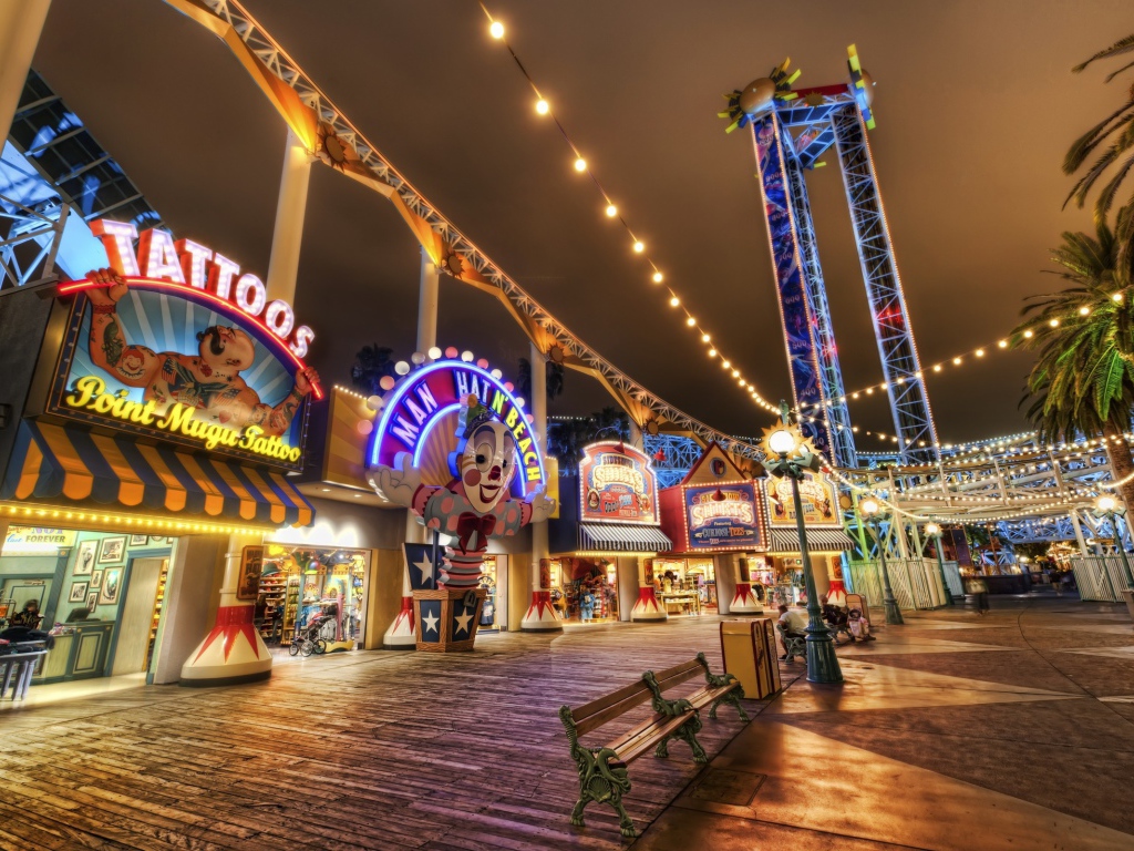 Аллея в парке развлечений