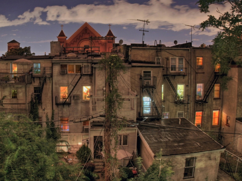 Задний дворик жилого дома