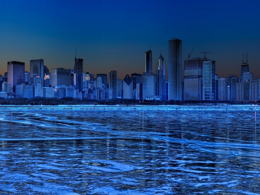 Голубой неоновый лед озера на фоне мегаполиса, фото HDR