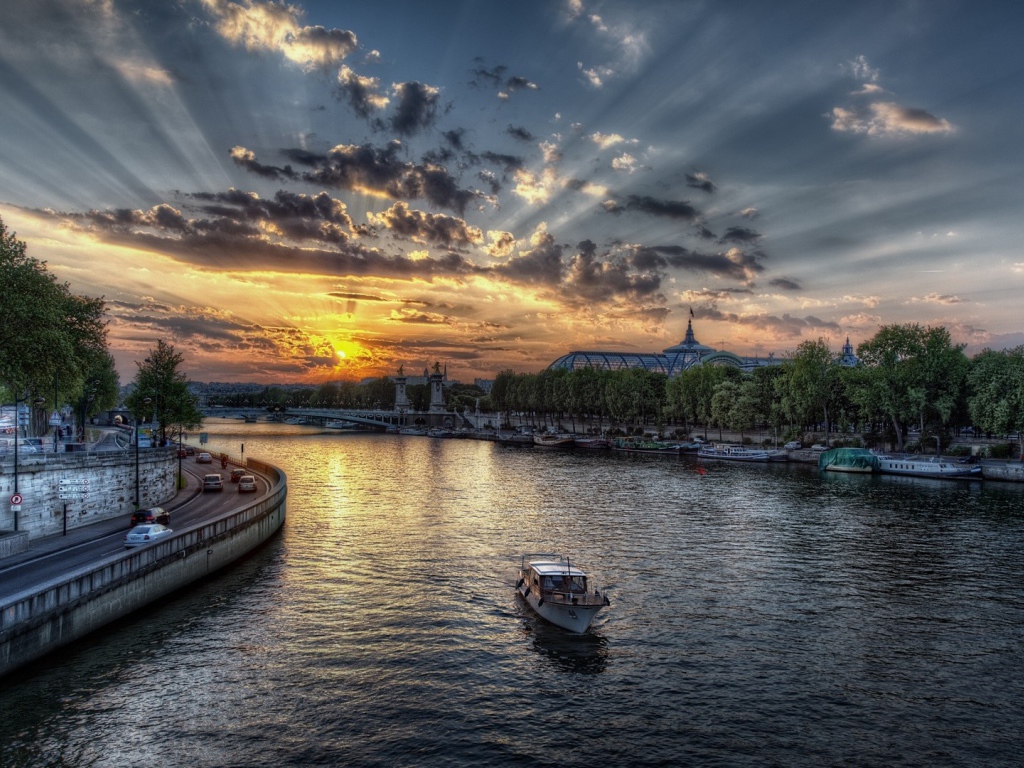 Лодка посреди реки в городе, фото HDR