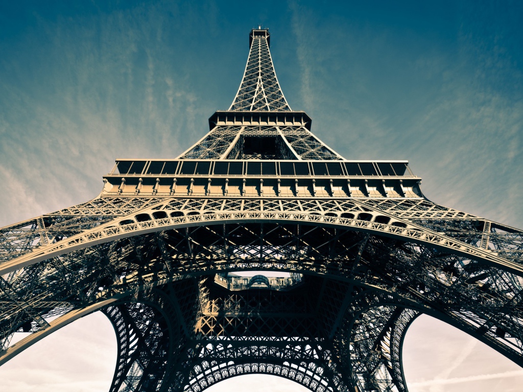 Вид снизу на Эйфелеву башню