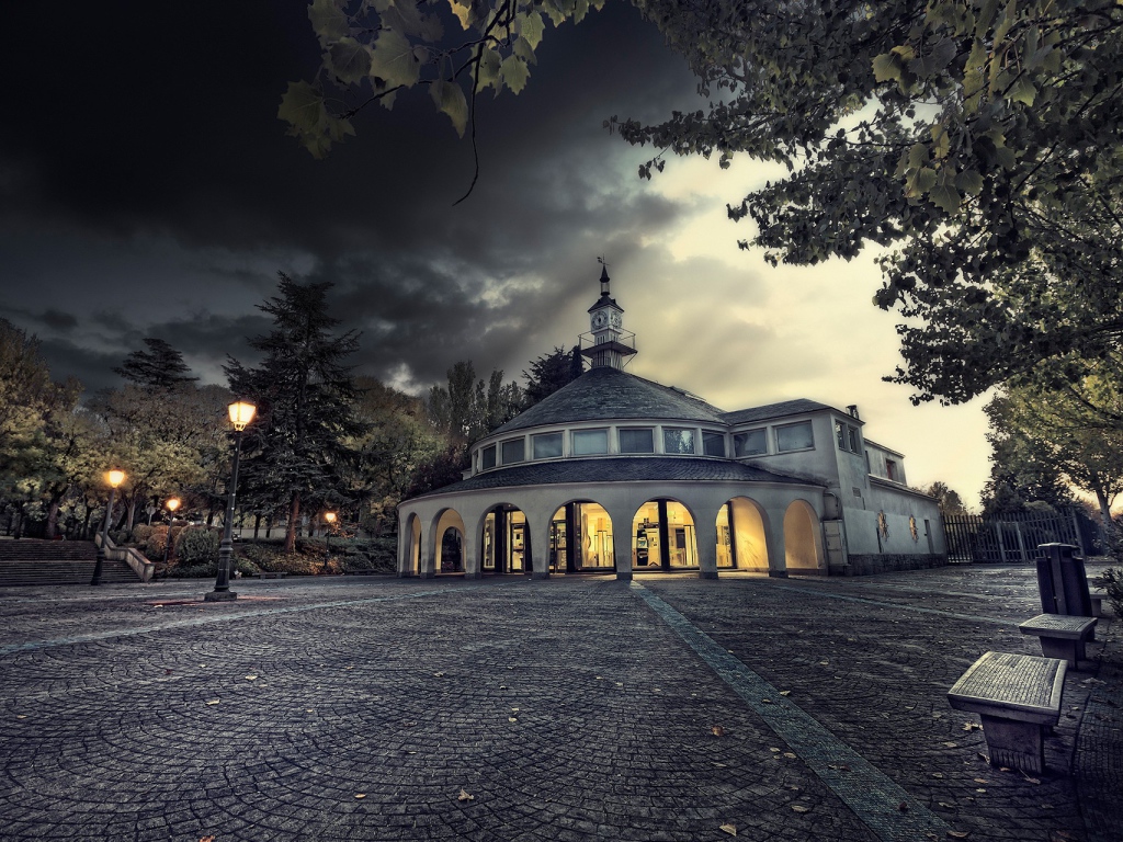 Здание с башней в парке