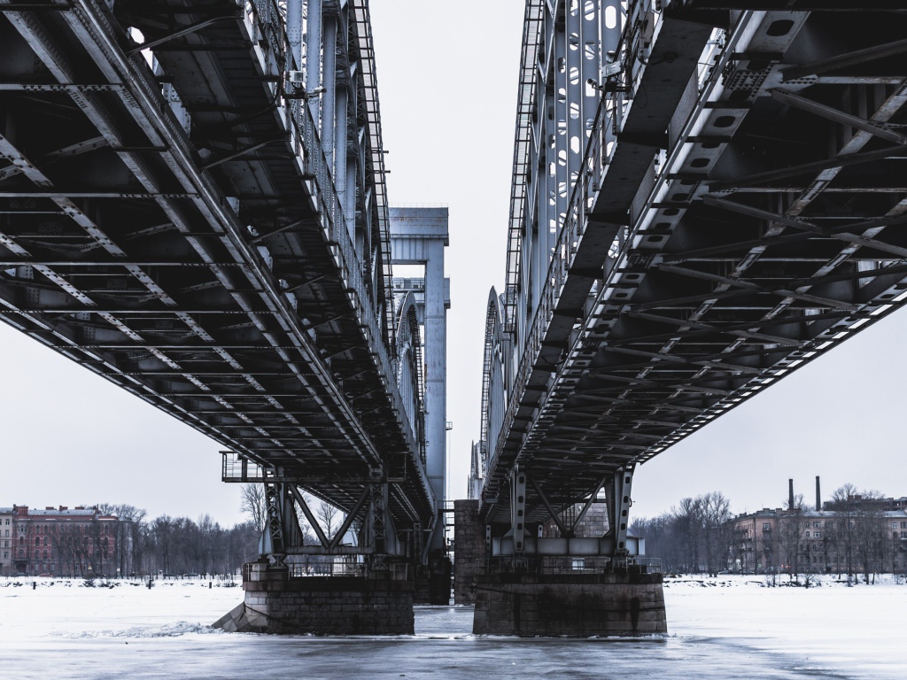 Двойной мост через реку в городе