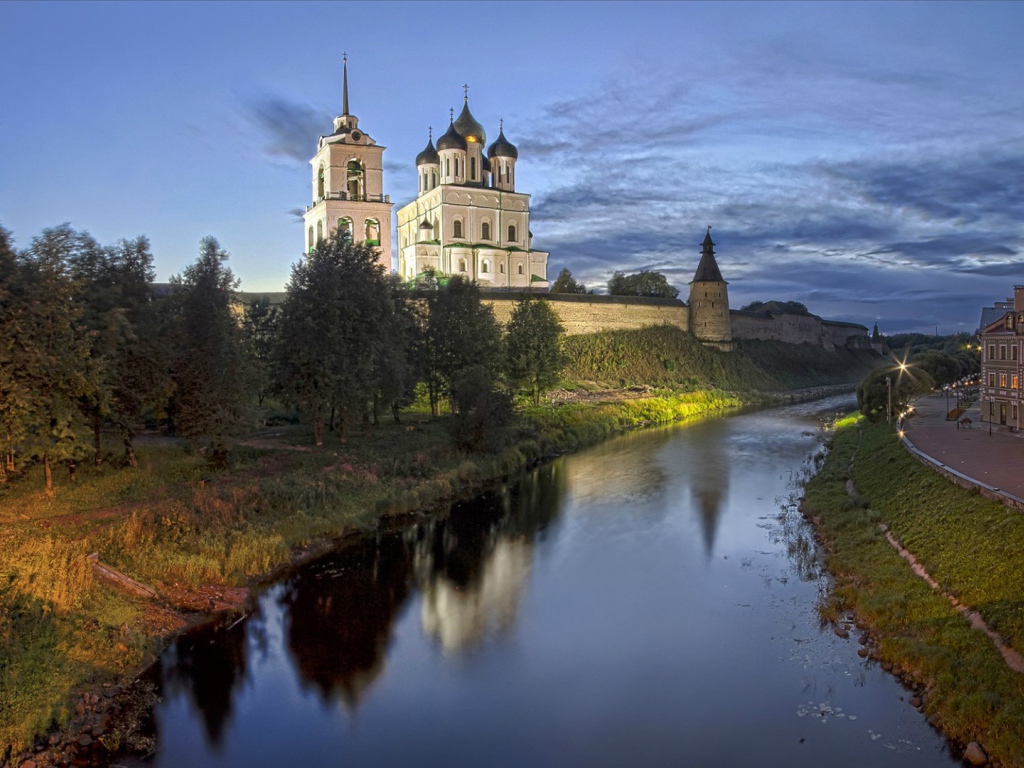 Вечерний город Псков