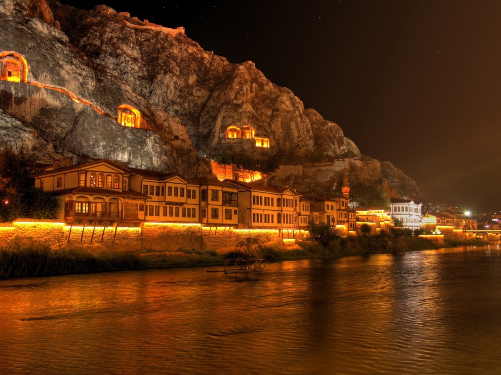 Дома между скалами и водой