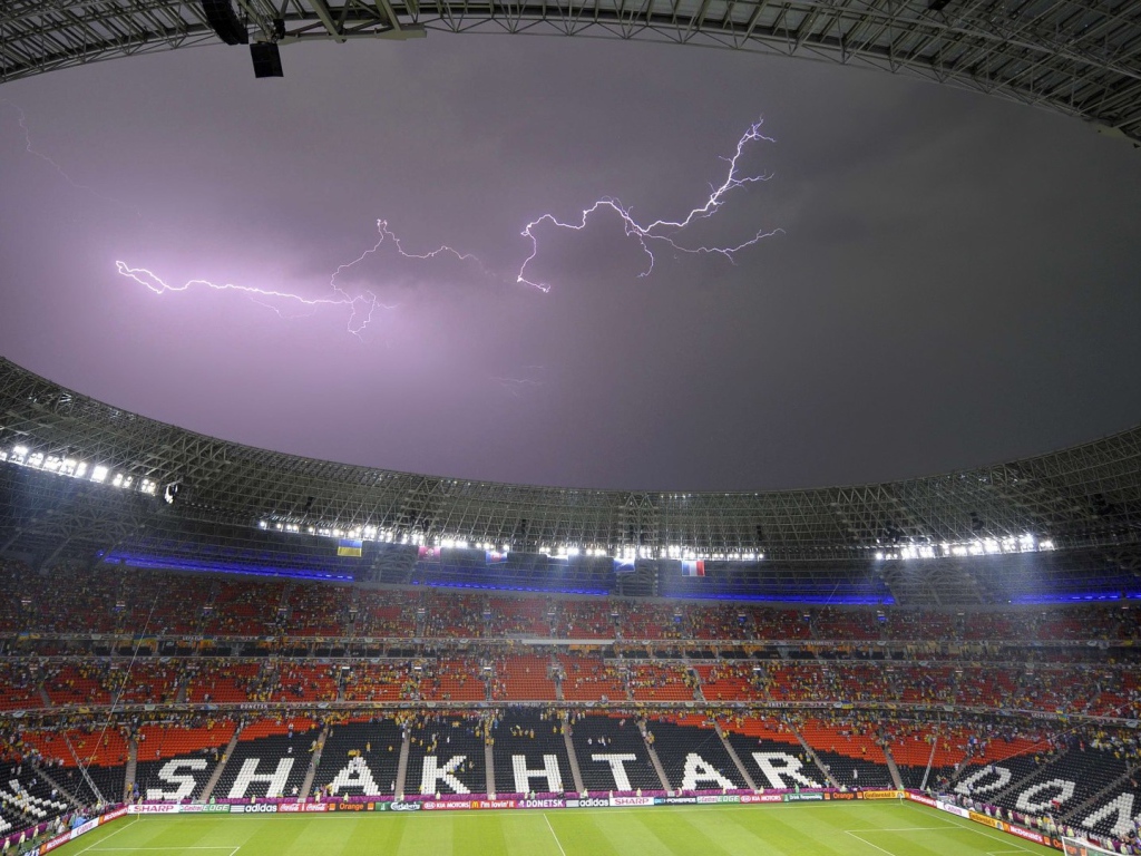 Молния над Донбасс ареной в Донецке