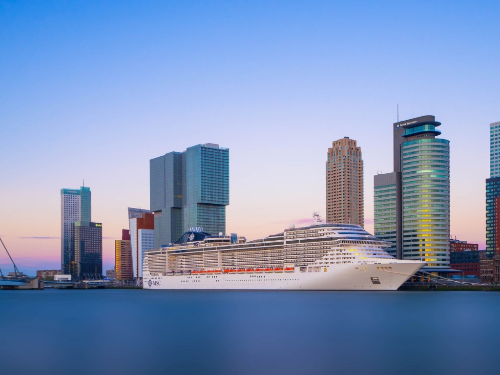 Лайнер на фоне небоскребов в Роттердаме