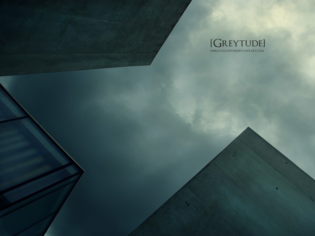 Современная архитектура на фоне хмурого неба