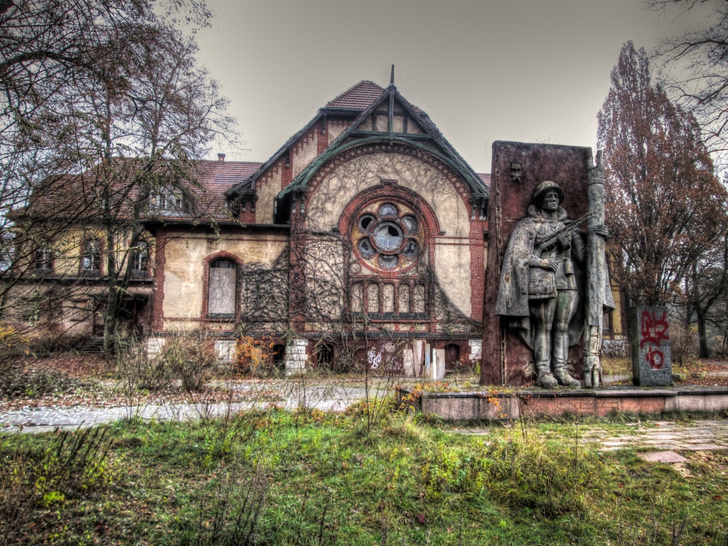 Памятник у заброшенной больницы, фото HDR