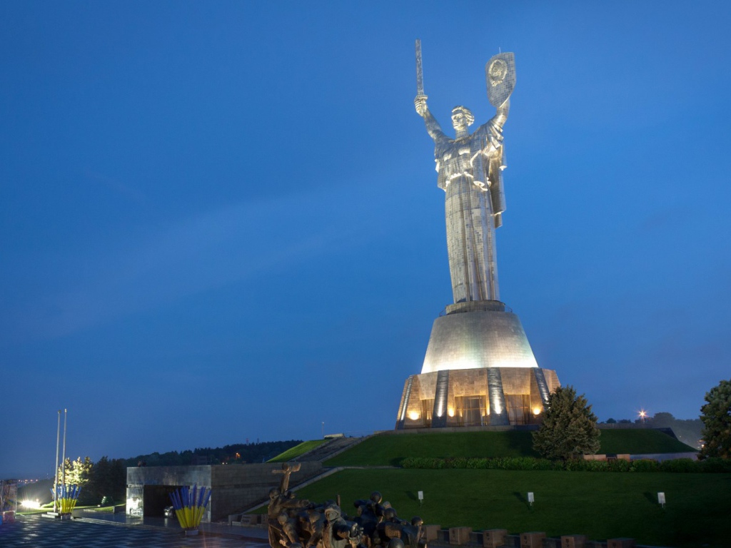 Монумент Родина-мать в Киеве
