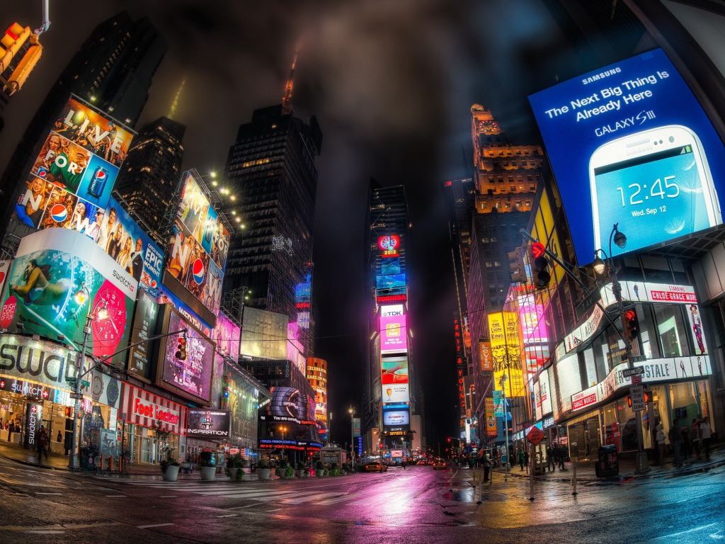 Огни ночной рекламы в городе, HDR фото