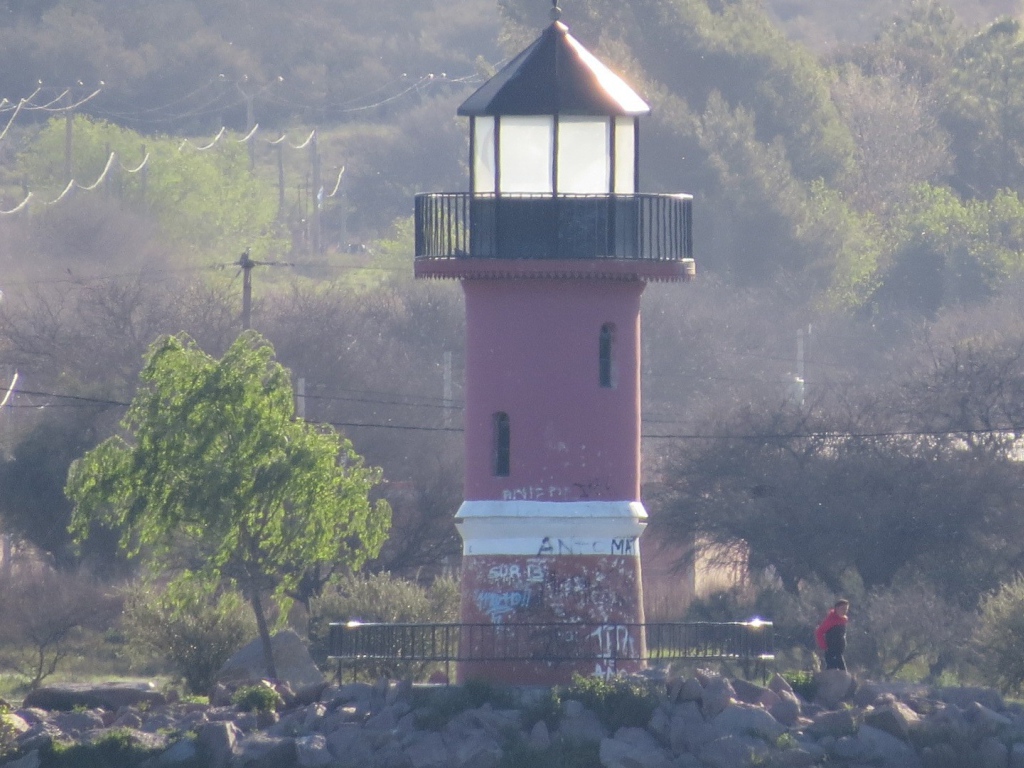 Старый маяк на берегу моря