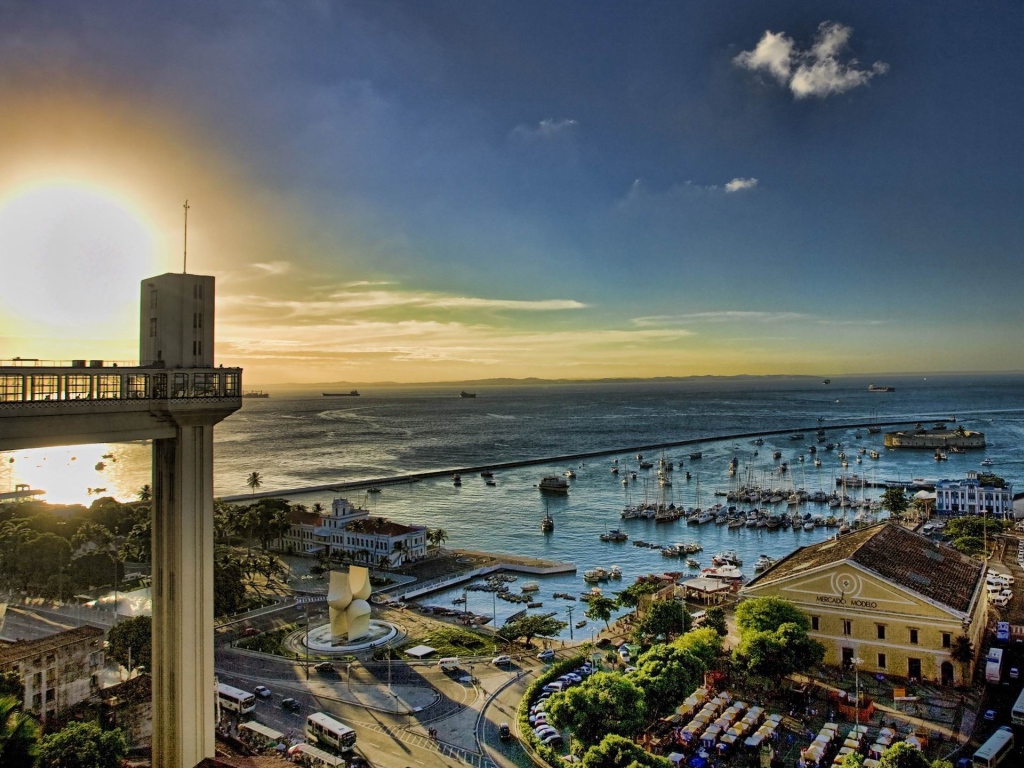 Панорама порта в городе в Италии