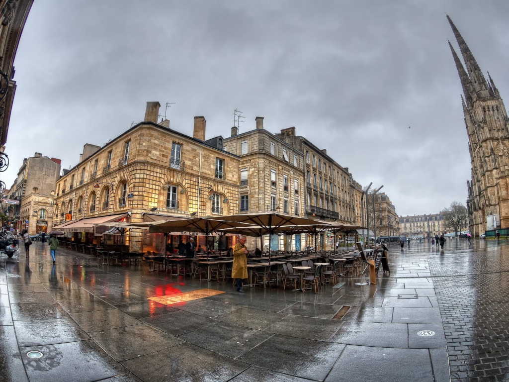 Фото городской площади через линзу рыбий глаз