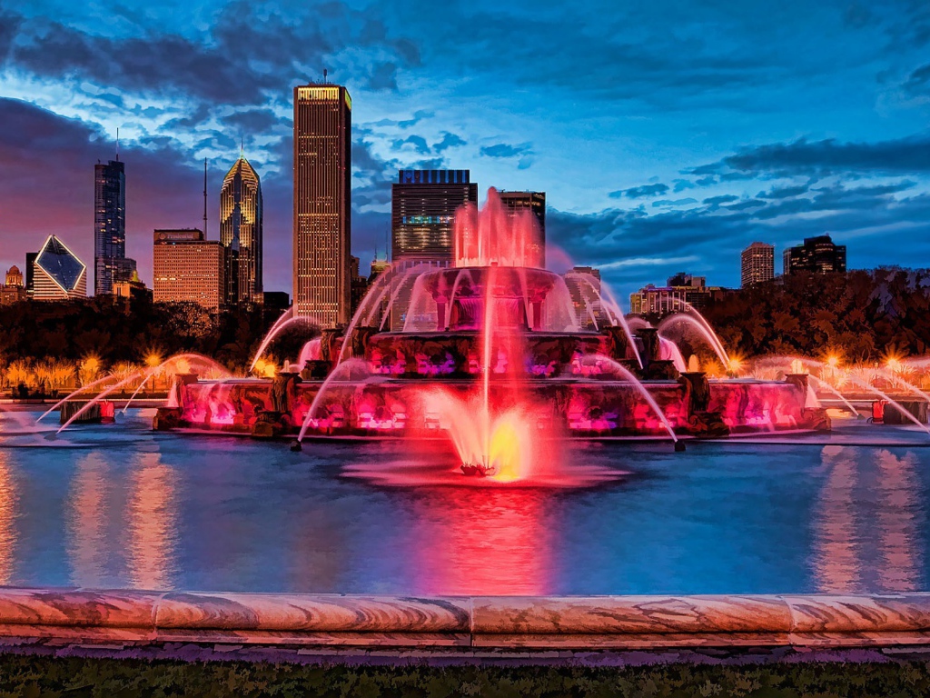 Розовая подсветка фонтана в городе