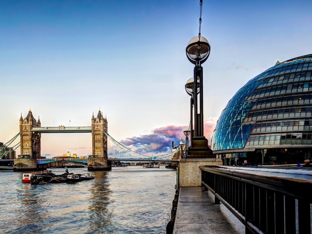 Набережная у моста в Лондоне