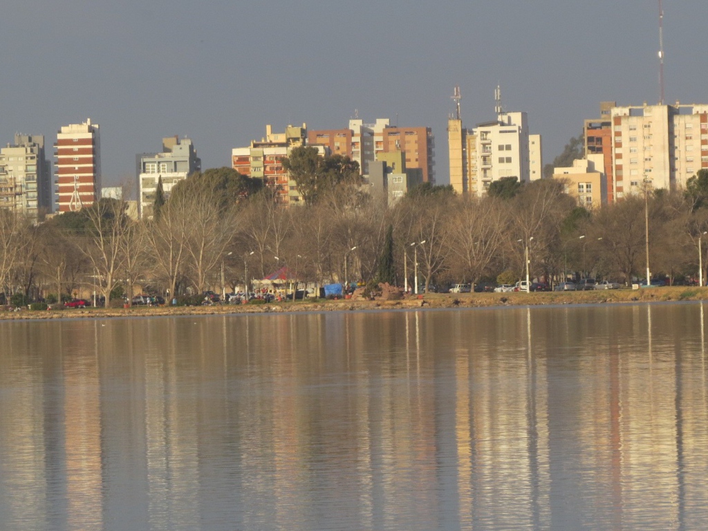 Жилые здания на берегу городского пруда