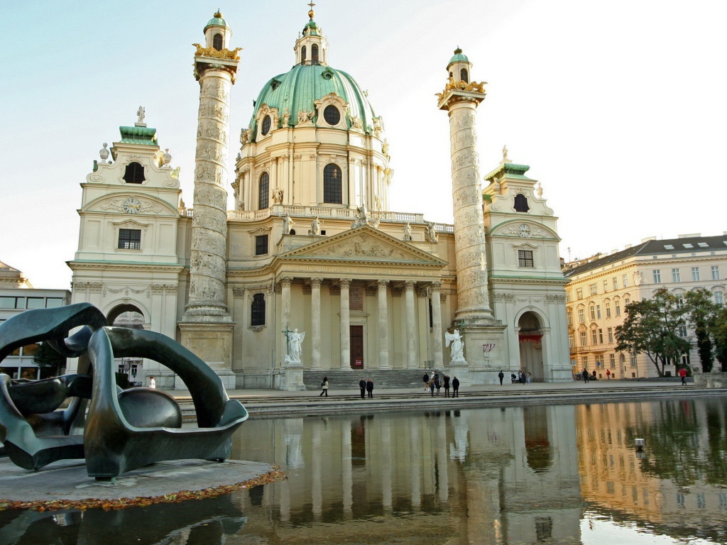 Скульптура в пруду напротив собора