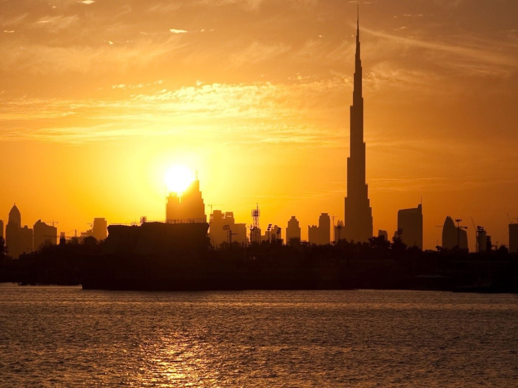 Силуэты зданий Дубаи на фоне заката