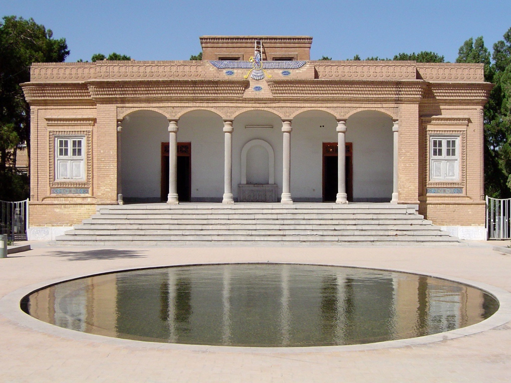 Бассейн во дворе, Иран