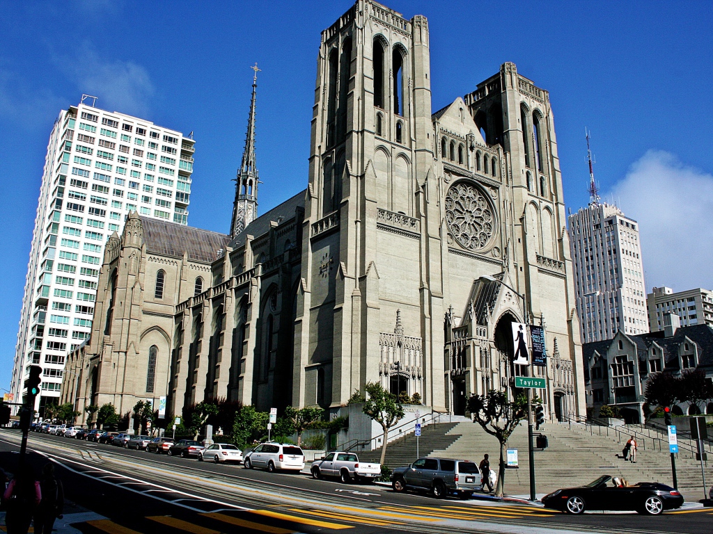 Католическая церковь на улице в Сан-Франциско