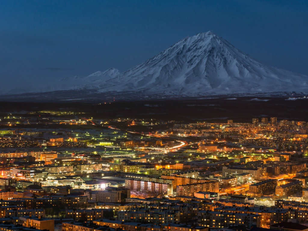 Город у подножия горы Петропавловск-Камчатский