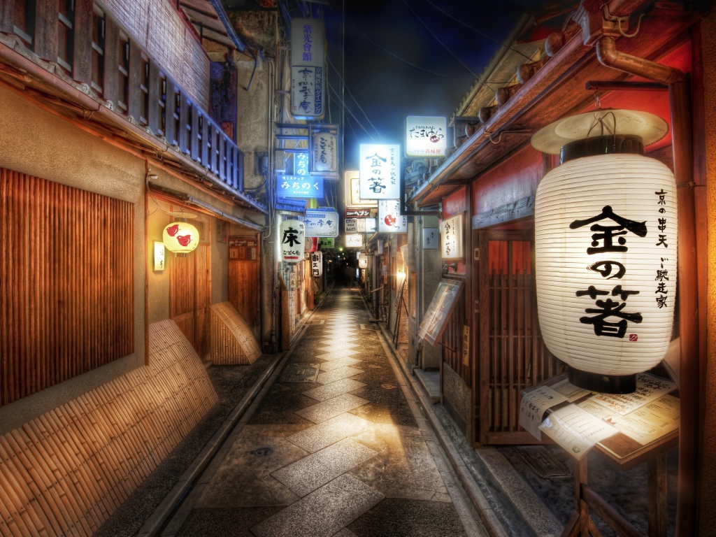 Торговая улица в японском городе ночью