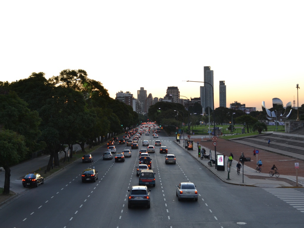 Движение на шоссе в Буэнос-Айресе