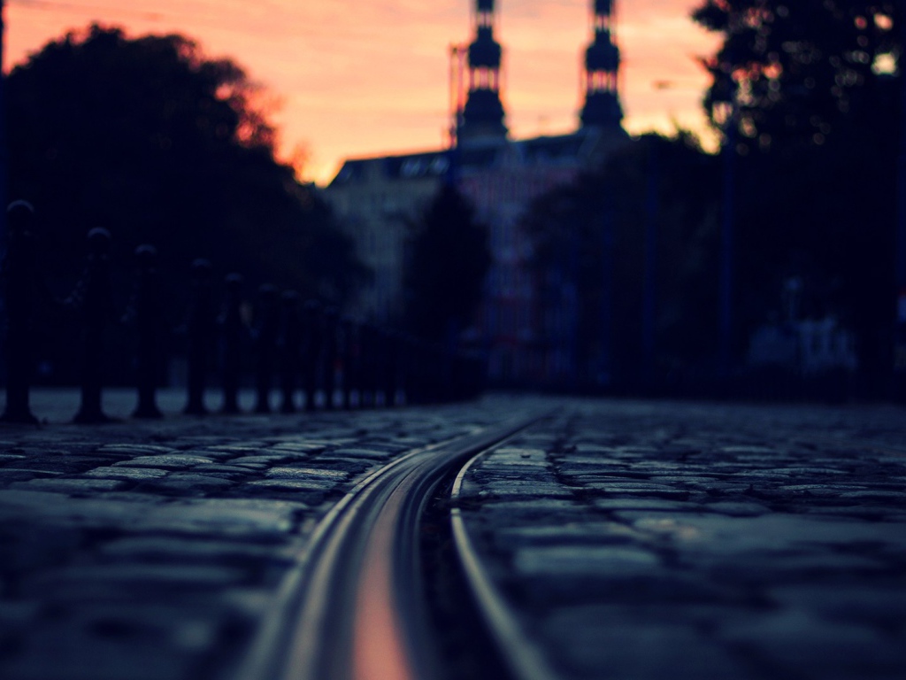 Рельсы для трамвая среди брусчатки