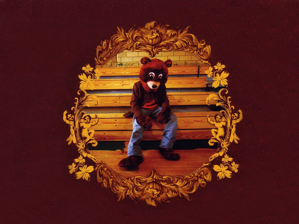 Человек в костюме медведя сидит на лавке