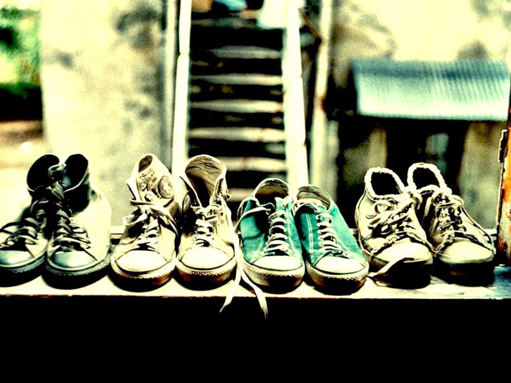 Пары обуви на подставке