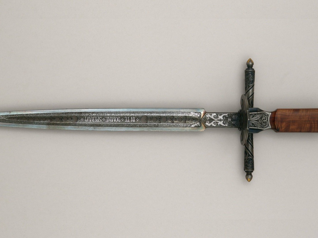 Старинный клинок с резьбой