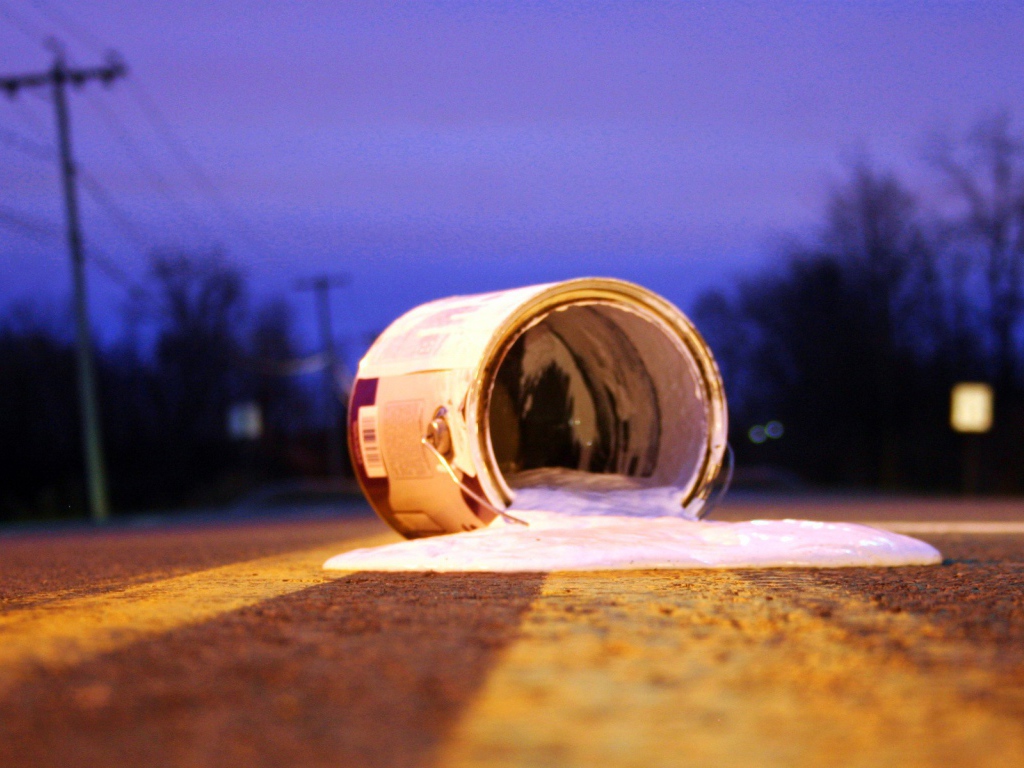 Банка краски на асфальте