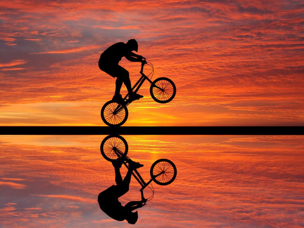 Езда на велосипеде на фоне заката