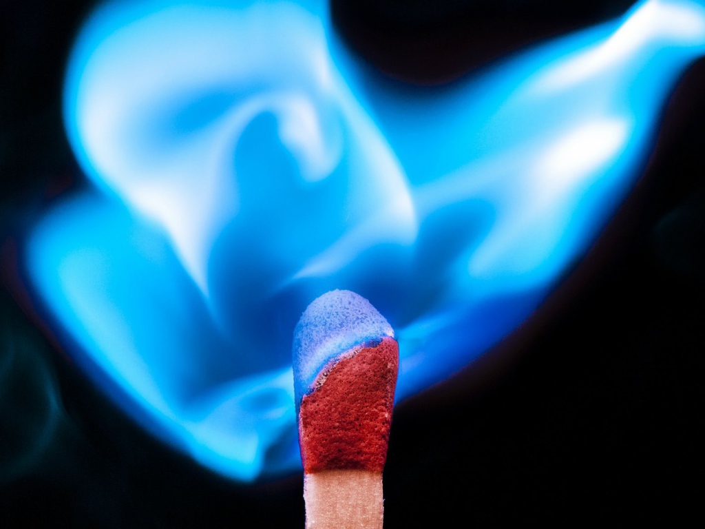 Голубое пламя спички