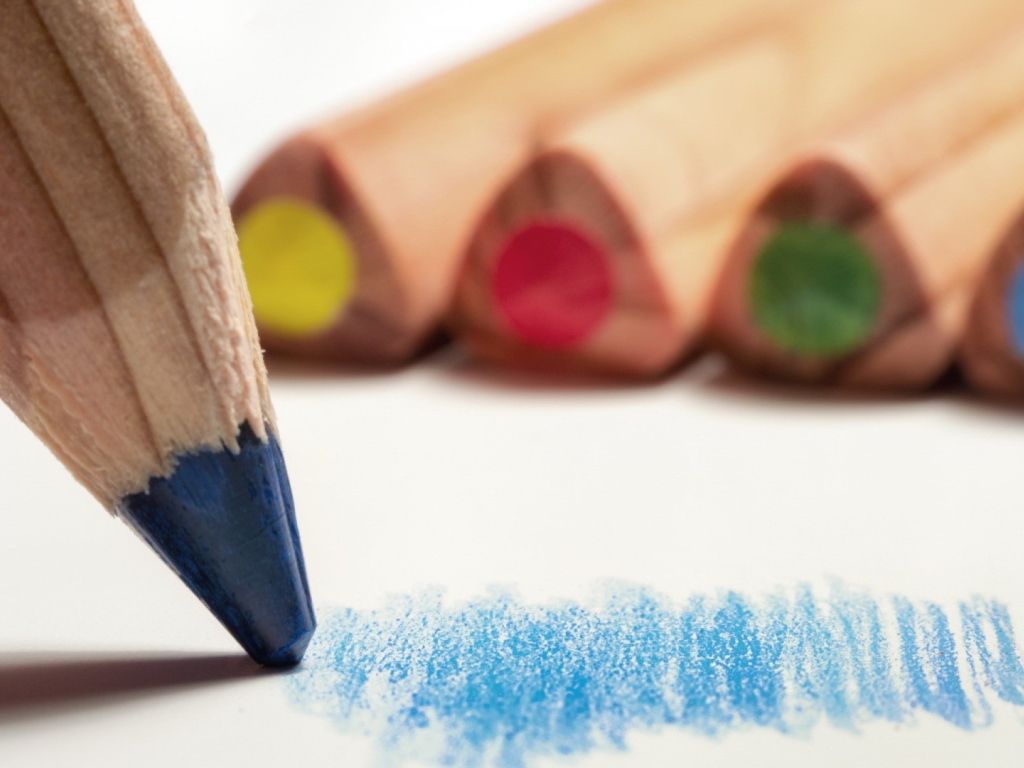 Карандаш синего цвета рисует по бумаге