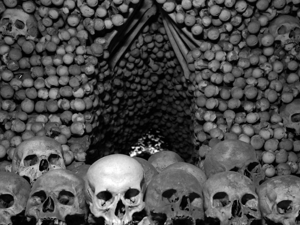 Кости и черепа в склепе