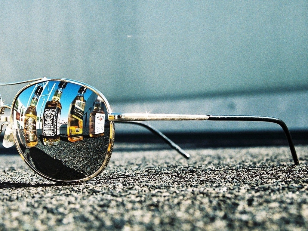 Бутылки с алкоголем отражаются в очках