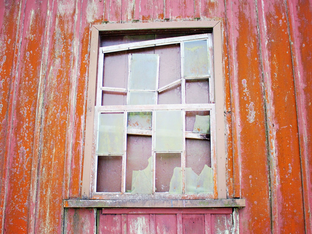 Разбитое окно в доме