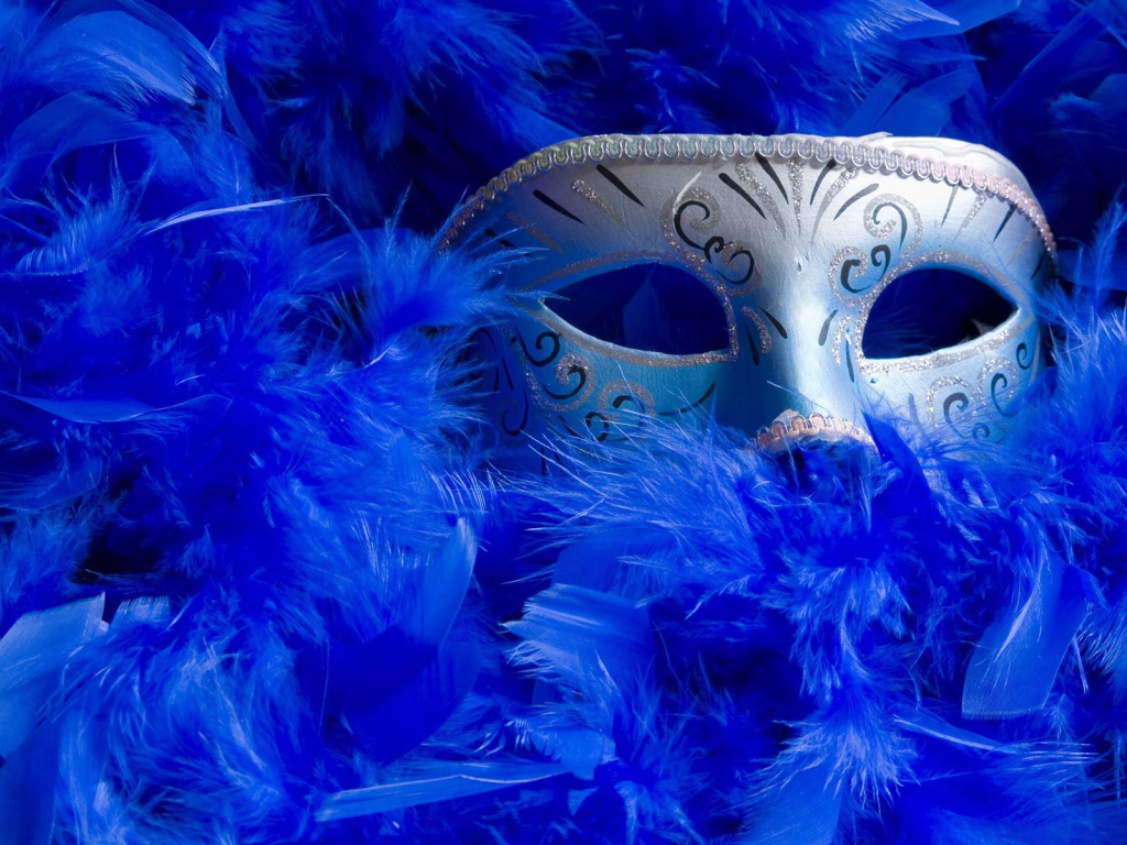 Карнавальная маска в синих перьях