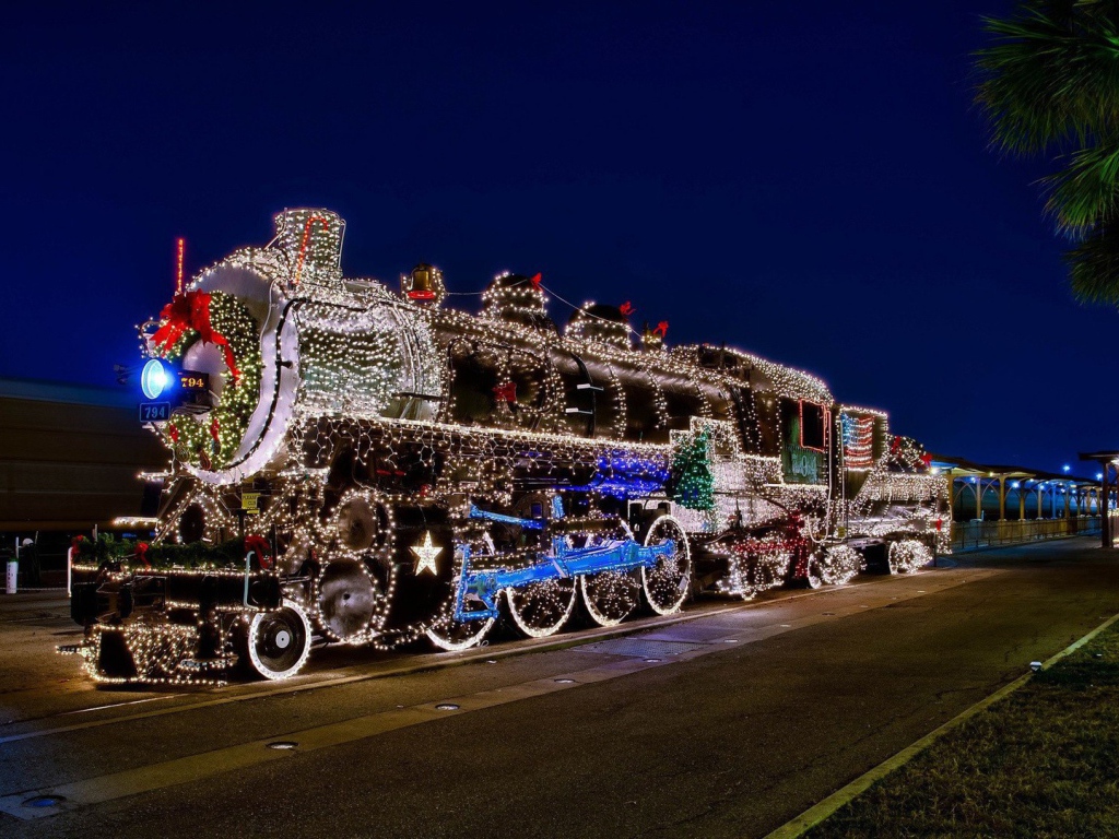 Рождественское украшение на паровозе