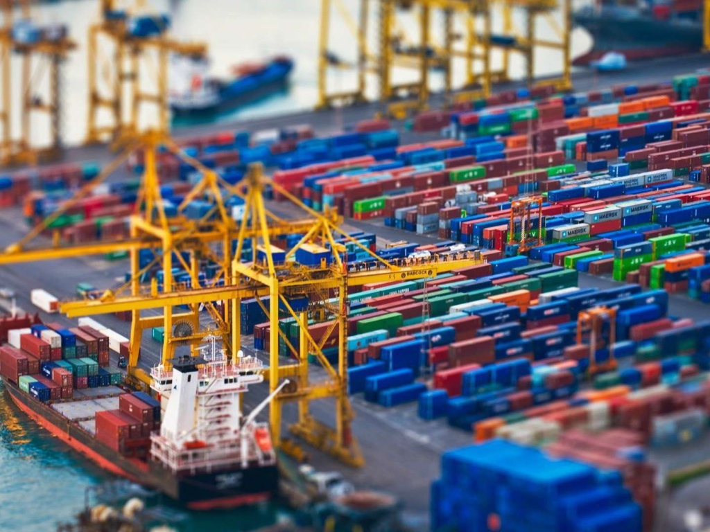 Контейнеры в грузовом порту